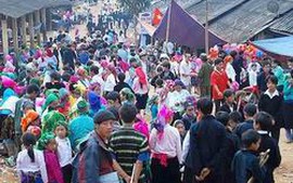 Tuần văn hóa du lịch Lễ́ hội Chợ tình Khâu Vai 2013 